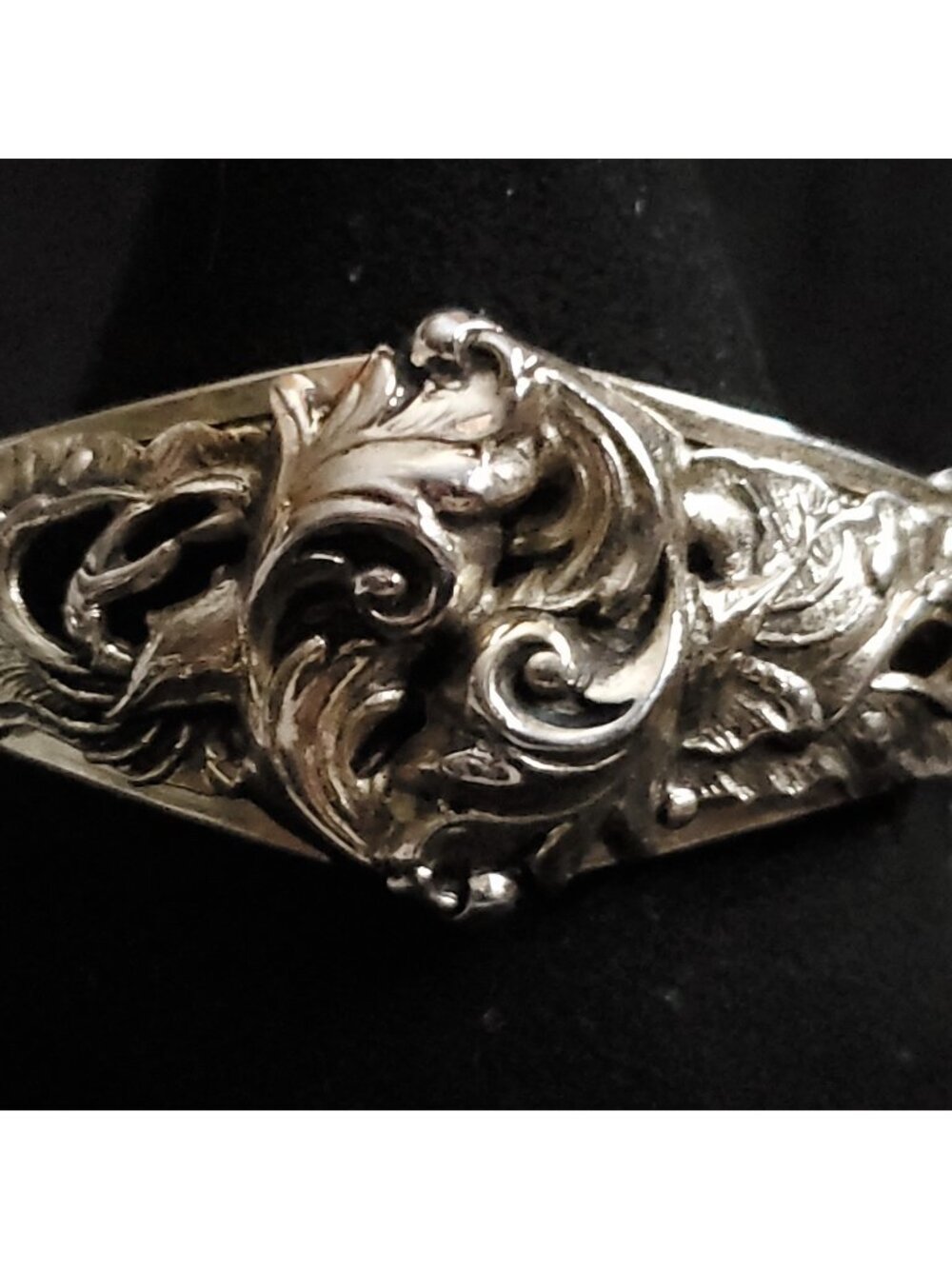 Vintage Whiting Davis Bracelet Bangle Gold Tone Repousse Hinged 6.5"